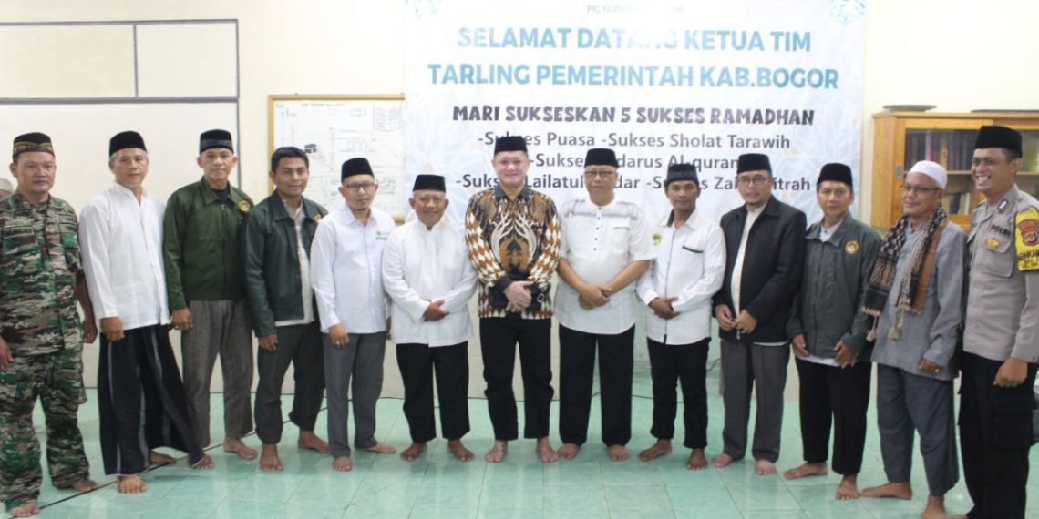 Camat Gunung Sindur, Dace Hatomi berkunjung ke warga LDII dalam kegiatan Tarawih Keliling (Tarling) Ramadhan 1444 H. Foto: LINES.