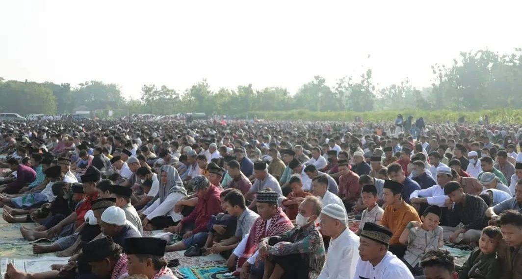 Sukoharjo (1/5). Mengawali Syawal, PC LDII Tawangsari dan Sukoharjo bekerja sama menggelar salat Idul Fitri di lapangan Desa Tambakboyo, Sukoharjo, Jawa Tengah, pada Sabtu (22/4) lalu. Foto: LINES.