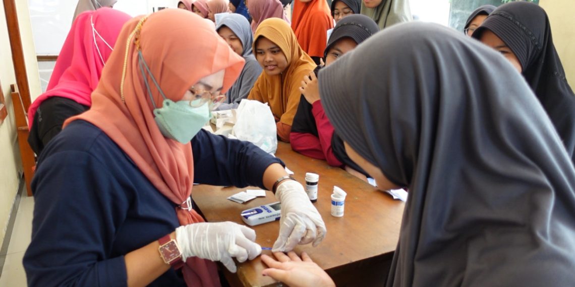 Puskesmas Sumberjo, Purwoasri, Kabupaten Kediri, Jawa Timur menggelar “Survei Mawas Diri (SMD) dan Screaning Kesehatan” pada Santri Ponpes Pondok Blawe, pada Jumat (12/5). Foto: LINES.