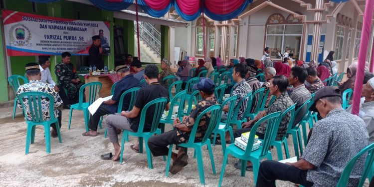 Puluhan warga PC LDII Katibung menerima “Sosialisasi Ideologi Pancasila”, dari anggota DPRD Kabupaten Lampung Selatan, Farizal Purba, di halaman Masjid Manshurin, Katibung, Lampung Selatan. Foto: LINES.