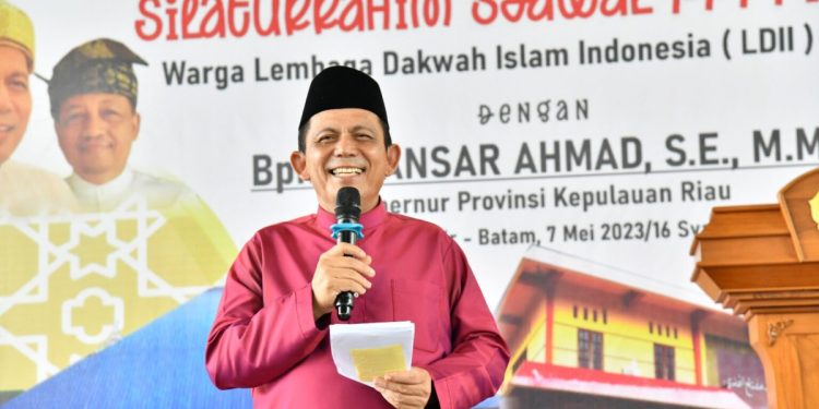 Gubernur Kepulauan Riau, H. Ansar Ahmad, mengapresiasi sikap gotong-royong LDII dalam membangun sarana ibadah di wilayahnya. Foto: LINES.