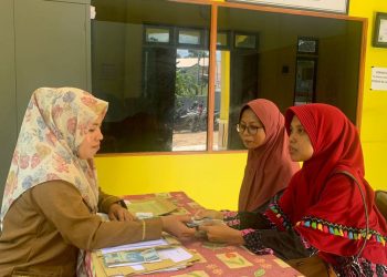 Kades Gunung Ulin Bagikan Honor kepada Guru Mengaji Binaan LDII