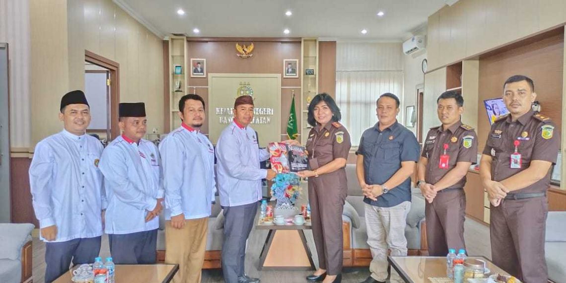 Pengurus DPD LDII Kabupaten Bangka Selatan bersilaturahim ke kantor Kejaksaan Negeri Bangka Selatan, Bangka Belitung, pada Senin (22/5). Foto: LINES.