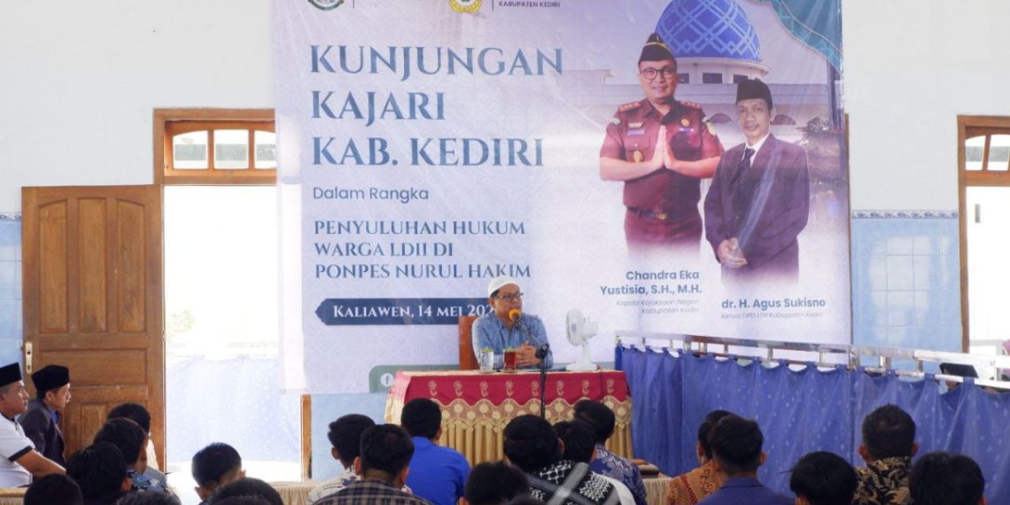 Kejaksaan Negeri (Kejari) Kabupaten Kediri bekerja sama dengan DPD LDII Kabupaten Kediri menggelar “Pengajian Umum dan Penyuluhan Hukum” di Aula Ponpes Nurul Hakim Kaliawen, Kabupaten Kediri. Foto: LINES.