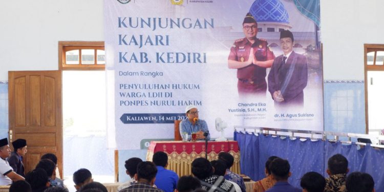 Kejaksaan Negeri (Kejari) Kabupaten Kediri bekerja sama dengan DPD LDII Kabupaten Kediri menggelar “Pengajian Umum dan Penyuluhan Hukum” di Aula Ponpes Nurul Hakim Kaliawen, Kabupaten Kediri. Foto: LINES.