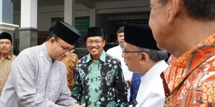 Saat berada di Kabupaten Jombang, Anies Baswedan menyempatkan diri mengunjungi Habib Ubaidillah Al Hasany pengasuh Pondok Pesantren (Ponpes) Al Ubaidah, Kertosono, Nganjuk, Jawa Timur (10/5).