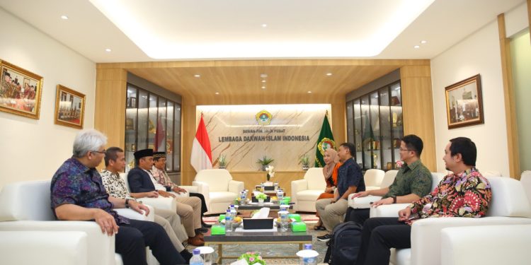 Kepala Segmen Komunitas Syariah Direktorat Perbankan CIMB Niaga Syariah M. Irwan Zam Zam dan rombongan mengunjungi kantor LDII untuk kerja sama. Foto: LINES.