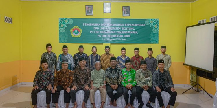 Ketua DPW LDII Provinsi Bangka Belitung (Babel) Ari Sriyanto mengukuhkan kepengurusan DPD LDII Kabupaten Belitung serta PC LDII Tanjungpandan dan PC LDII Kecamatan Sijuk periode 2023-2028. Foto: LINES.