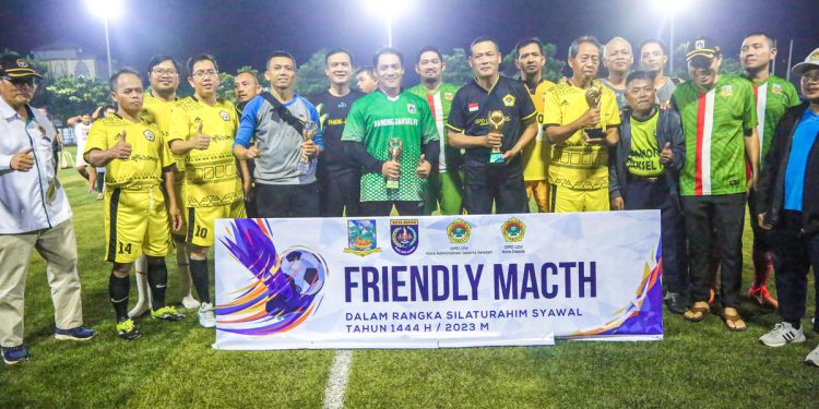 DPD LDII Kota Depok bersama DPD LDII Kota Administrasi Jakarta Selatan berkolaborasi dengan Pemerintah Kota Depok dan Pemerintah Kota Jakarta Selatan menggelar sepak bola "Friendly Match". Foto: LINES.