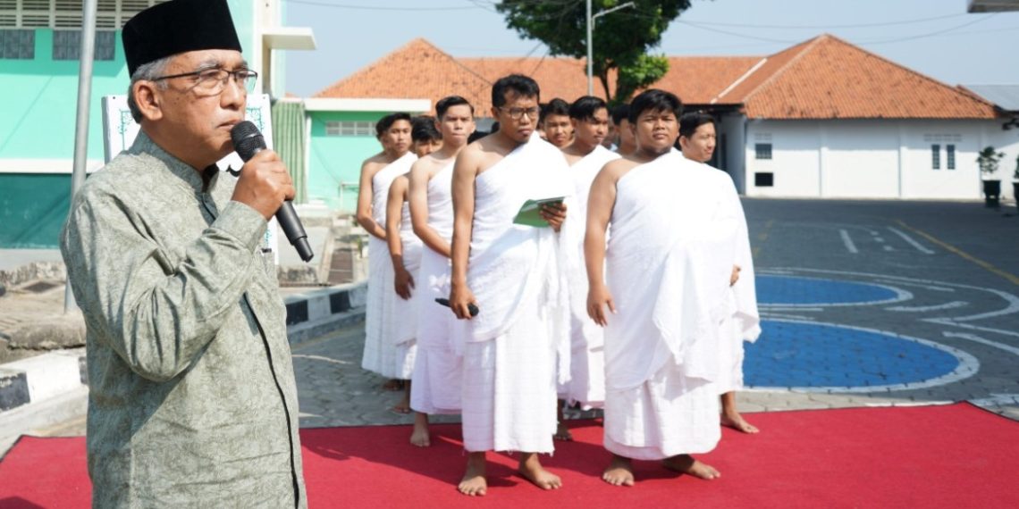 Mendekati bulan haji sekaligus melaksanakan agenda tahunan, Pondok Pesantren (Ponpes) Millenium Alfiena, Lengkong, Nganjuk, Jawa Timur mengadakan Simulasi Manasik Haji dan Umroh. Foto: LINES.