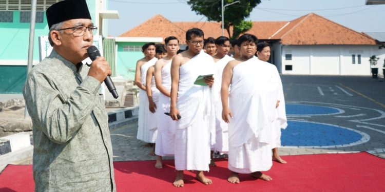 Mendekati bulan haji sekaligus melaksanakan agenda tahunan, Pondok Pesantren (Ponpes) Millenium Alfiena, Lengkong, Nganjuk, Jawa Timur mengadakan Simulasi Manasik Haji dan Umroh. Foto: LINES.