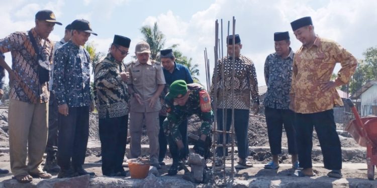 Camat Singkup, Mashudi, didampingi Ketua Tim Penggerak PKK, Chusnul Chotimah, memimpin peletakkan batu pertama pembangunan Masjid Al Mubarokah, naungan PC LDII Singkup. Foto: LINES.