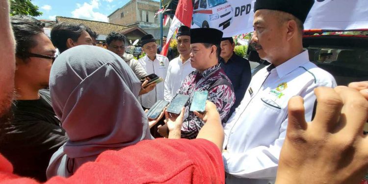 Bupati Kotawaringin Timur (Kotim) Halikinnor menyerahkan bantuah satu unit ambulans kepada DPD LDII Kotim. Foto: LINES.