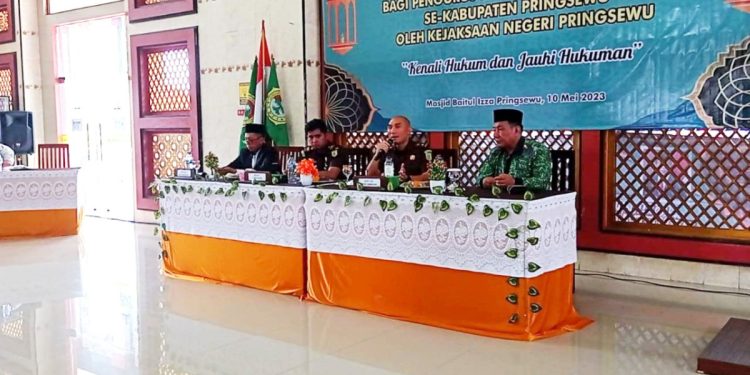 Kasi Intel Kejari Pringsewu I Kadek Dwi Ariatmaja, didampingi Kasubsi A, Martin Josep Saputra, memberikan penyuluhan hukum bagi 300-an warga LDII, di Masjid Baitul Izza, Pringsewu. Foto: LINES.