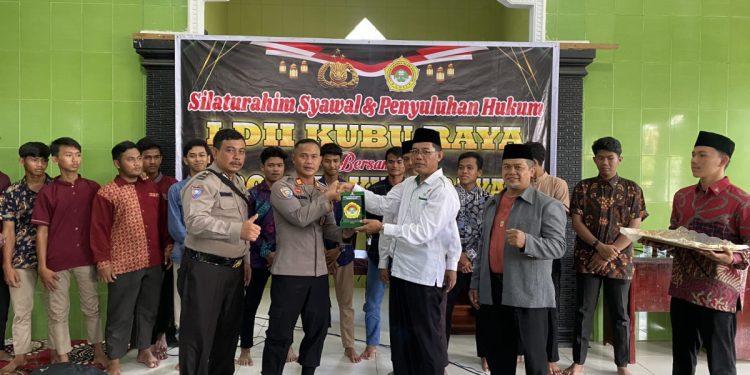 Kepala Satuan Pembinaan Masyarakat (Kasat Binmas) Polres Kubu Raya AKB Pramudi Priyanggodo mengajak LDII memerangi narkoba saat penyuluhan hukum di LDII Kubu Raya. Foto: LINES.