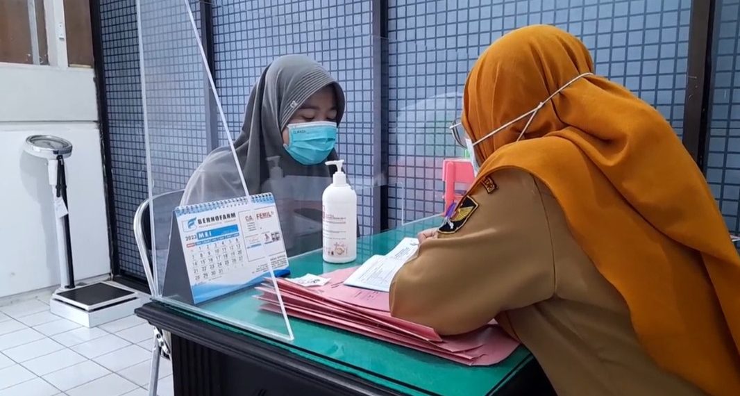 Sejumlah santri Pondok Pesantren Wali Barokah, Kediri, Jawa Timur mendapatkan pemeriksaan kesehatan gratis dari Rumah Sakit Umum Daerah (RSUD) Kilisuci Kediri. Foto: LINES.