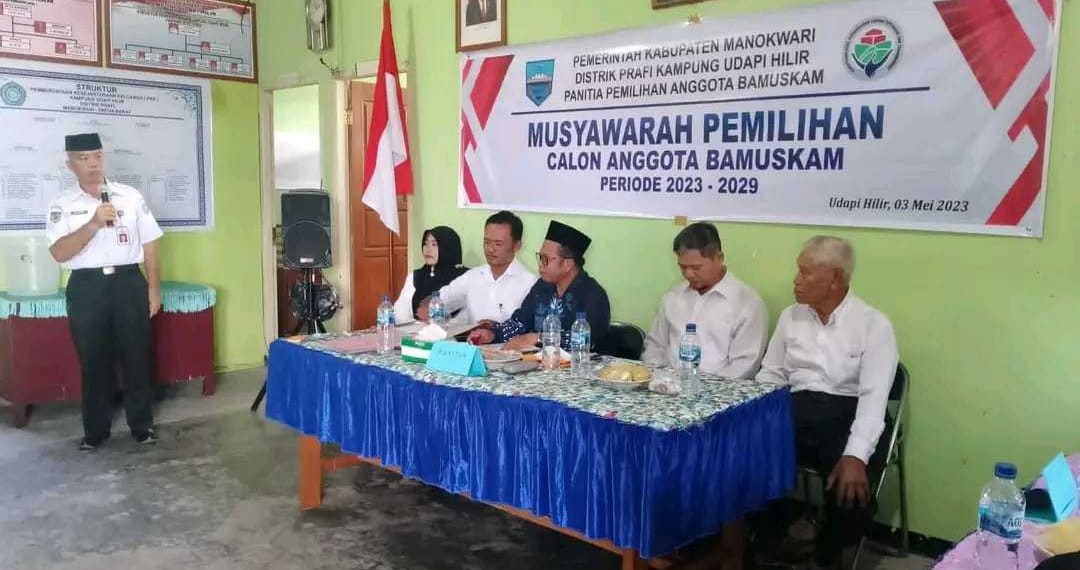 Warga LDII Manokwari memimpin rapat kampung pemilihan anggota Bamuskam Udapi Hilir. Foto: LINES.
