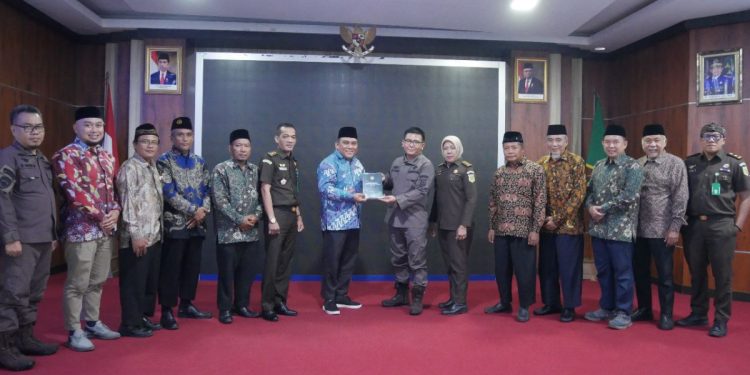 Kepala Kejaksaan Tinggi (Kejati) Banten yang diwakili Asisten Kejati Bidang Intelijen (Asintel) Muttaqin Harahap beserta jajaran menerima kunjungan pengurus DPW LDII Banten pada Jumat (30/5). Foto: LINES.