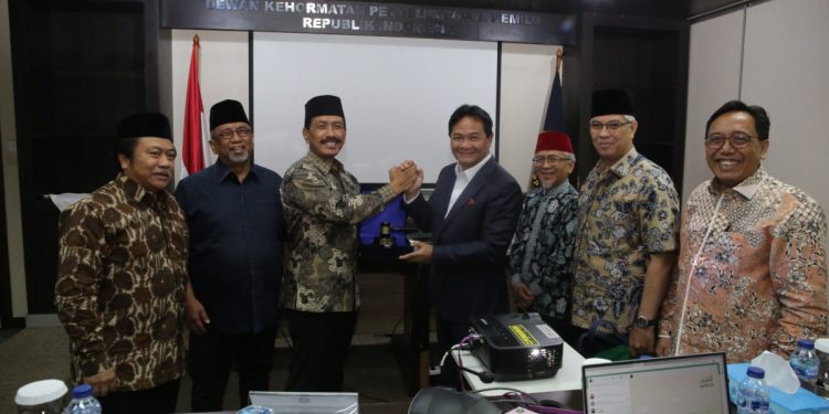 Terkait persiapan Rapat Kerja Nasional (Rakernas) pada November 2023 mendatang, DPP LDII bersilaturrahim ke Dewan Kehormatan Penyelenggara Pemilu (DKPP) RI, di Menteng, Jakarta, pada Jumat (16/6). Foto: LINES.