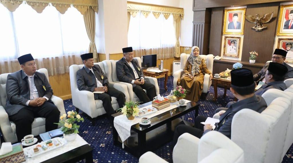 Pengurus DPW LDII Lampung beraudiensi dengan Wakil Gubernur Chusnunia Chalim, di ruang kerjanya di Bandar Lampung, pada Selasa (20/6). Foto: LINES.