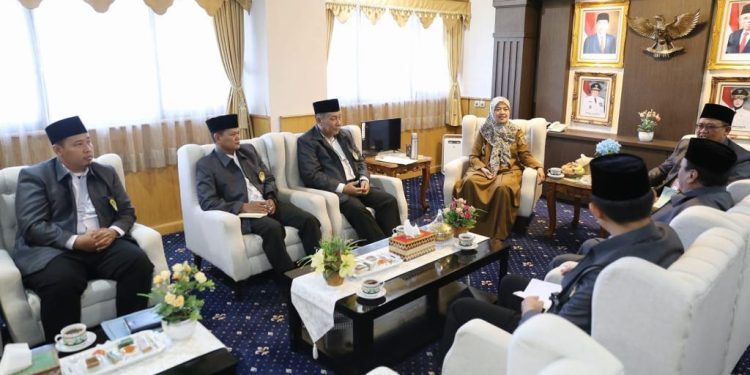 Pengurus DPW LDII Lampung beraudiensi dengan Wakil Gubernur Chusnunia Chalim, di ruang kerjanya di Bandar Lampung, pada Selasa (20/6). Foto: LINES.
