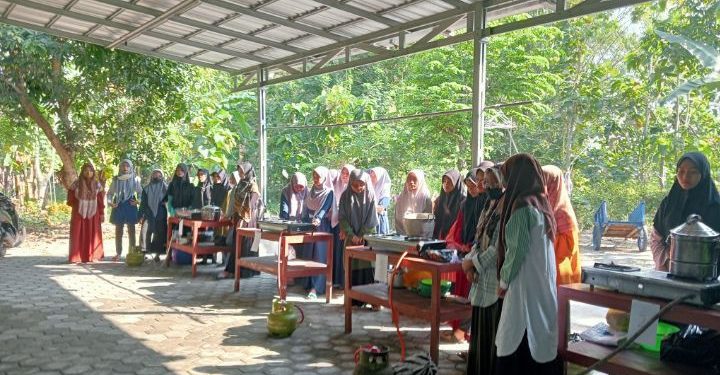 Keputrian PC LDII Kecamatan Bulu menggelar kegiatan “Cooking Class Keputrian”. Acara tersebut menargetkan para wanita remaja putri LDII di lingkup Kecamatan Bulu. Foto: LINES.
