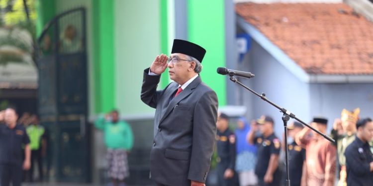Pengasuh Pondok Pesantren (Ponpes) Al Ubaidah Kertosono, Nganjuk, Habib Ubaidillah Al Hasany mengajak para santri mengamalkan nilai-nilai Pancasila lewat upacara. Foto: LINES.