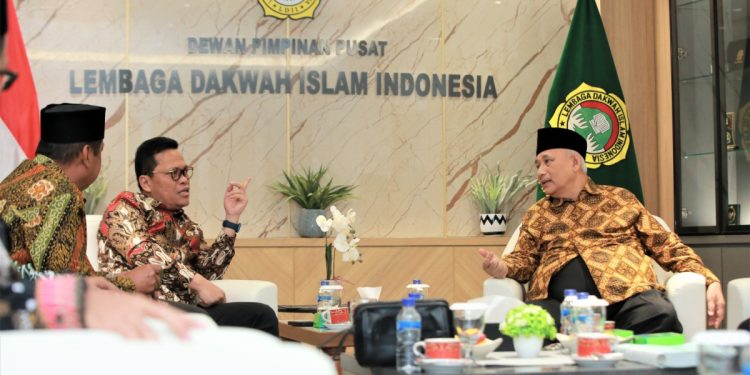 Ketua Komite 3 DPD RI Hasan Basri mengajak DPP LDII untuk ikut serta dalam menjaga perdamaian dan persatuan jelang menghadapi tahun politik 2024. Foto: LINES.
