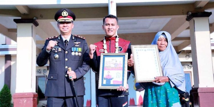 Kepala Polres (Kapolres) Klaten, Ajun Komisaris Besar Polisi (AKBP) Warsono memberikan penghargaan kepada atlet peraih medali emas dalam ajang SEA Games 2023, Khoirudin Mustakim. Foto: LINES.