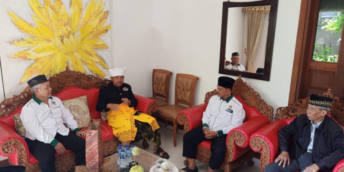 Pengurus DPW LDII Bali berkunjung ke Puri Gerenceng, Denpasar Utara, Kota Denpasar, Bali, Senin (19/6). Foto: LINES.