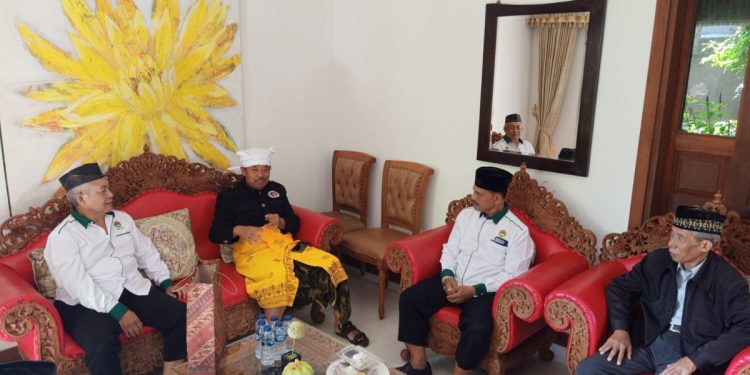 Pengurus DPW LDII Bali berkunjung ke Puri Gerenceng, Denpasar Utara, Kota Denpasar, Bali, Senin (19/6). Foto: LINES.