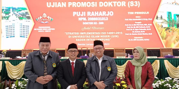 Ketua DPW LDII Lampung Aditya, didampingi Sekretaris Heri Sensustadi, menghadiri undangan “Ujian Promosi Doktor” Kakanwil Kemenag Lampung. Foto: LINES.