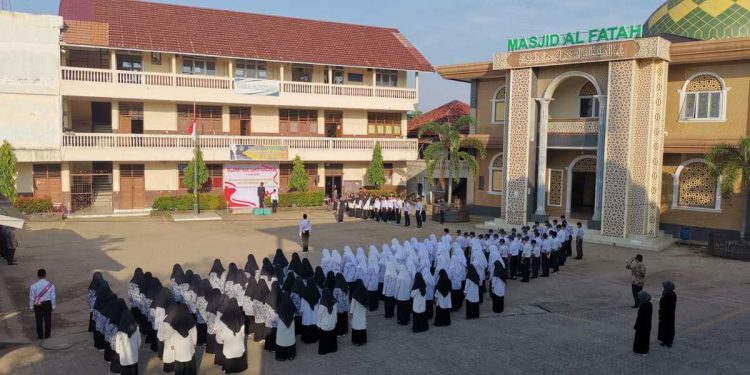 DPD LDII Kota Palembang menggelar upacara peringatan Hari Lahir Pancasila di lapangan upacara Yayasan Aziziah, Palembang, Sumatera Selatan (Sumsel) pada Kamis (1/5). Foto: LINES.