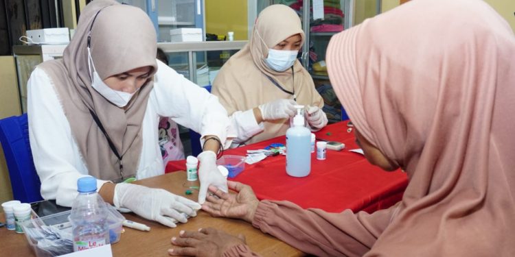 Pondok Pesantren Pelajar dan Mahasiswa (PPPM) Nurul Islam bekerja sama dengan Forum Komunikasi Kesehatan Islam (FKKI) Samarinda, mengadakan kegiatan pemeriksaan kesehatan gratis. Foto: LINES.