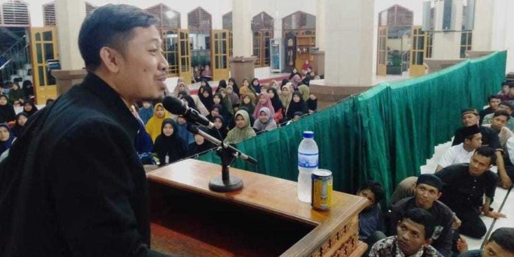 Peneliti Badan Riset dan Inovasi Nasional (BRIN), Juju Saepudin yang sedang memotret kehidupan Suku Anak Dalam (SAD) menyempatkan berkunjung ke Pondok Pesantren Tawakal Jambi, pada Sabtu (24/6). Foto: LINES.