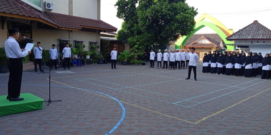 Pondok Pesantren Pelajar dan Mahasiswa (PPPM) Baitussalam, Yogyakarta menggelar upacara peringatan Hari Lahir Pancasila. Foto: LINES.