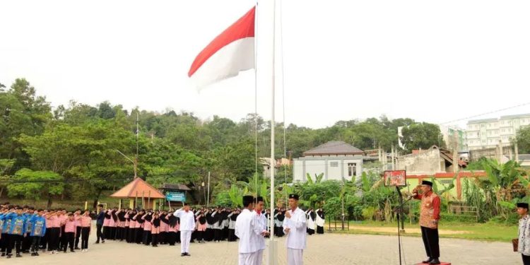 Pondok Pesantren (Ponpes) Bairuha dan Yayasan Tri Sukses Generus Balikpapan menggelar upacara peringatan Hari Lahir Pancasila. Foto: LINES.