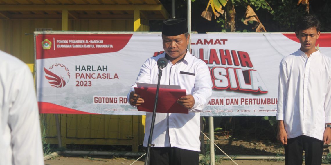 Pondok Pesantren (Ponpes) Al Barokah Kranggan yang bernaung di bawah LDII Bantul menyelenggarakan upacara peringatan Hari Lahir Pancasila. Foto: LINES.