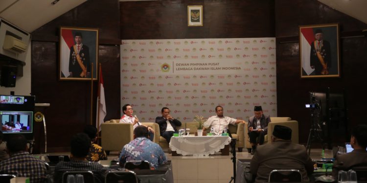 Departemen Pemuda, Kelanduan, Olahraga, Seni dan Budaya (PKOSB) berkolaborasi dengan Departemen Hubungan Antar Lembaga dan Luar Negeri (HAL-LN) DPP LDII menggelar rapat konsolidasi secara hybrid. Foto: LINES.