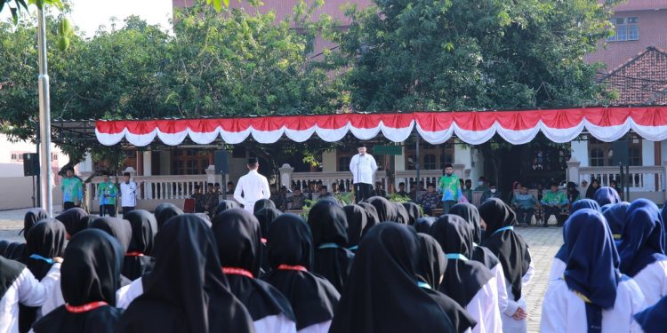Ponpes Minhaajurrosyidin mengadakan upacara peringatan Hari Lahir Pancasila, pada Kamis (1/6). Foto: LINES.