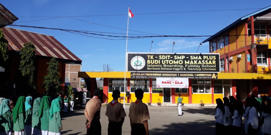 Sekolah Budi Utomo, yang bernaung di bawah DPD LDII Kota Makassar, menghelat upacara peringatan Hari Lahir Pancasila. Foto: LINES.