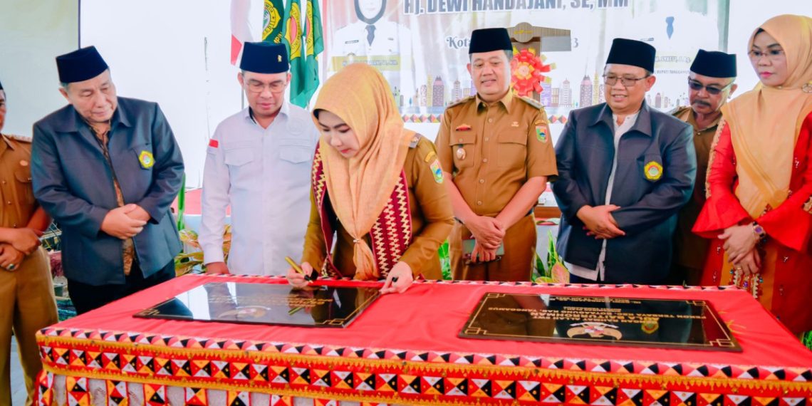 Bupati Tanggamus Dewi Handajani meresmikan Gedung Sekretariat DPD LDII Kabupaten Tanggamus pada Selasa (18/7), di Pekon Terbaya, Kota Agung, Tanggamus, Lampung. Foto: LINES.