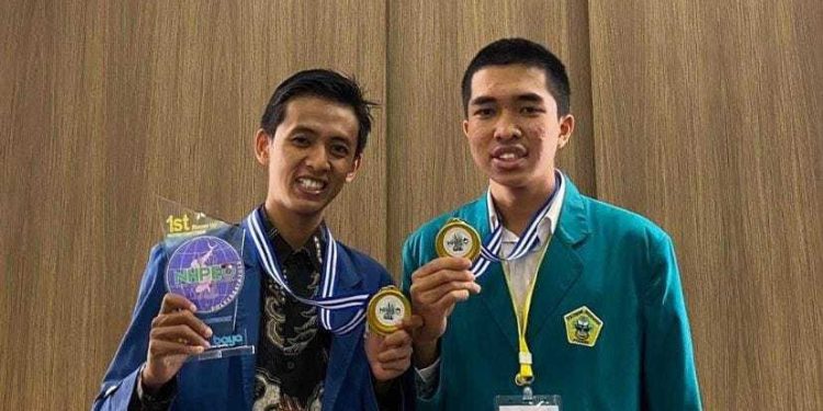 Akmal Hanapi dan Muhammad Farrel Alfirdaus adalah generasi muda LDII yang meraih prestasi di Kontes National Health English Polytechnic Olyimpic (NHPEO) tingkat nasional 2023. Foto: LINES.