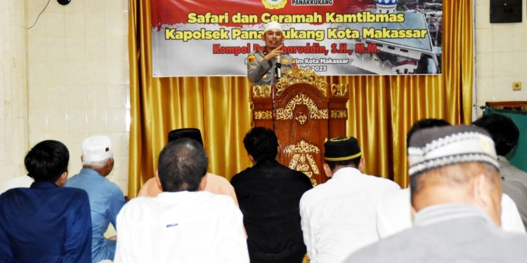Kapolsek Panakkukang Kota Makassar, Komisaris Polisi (Kompol) Saharuddin, bersilaturrahim dengan warga di Masjid Nurul Hakim, Panakkukang, Makassar. Foto: LINES.