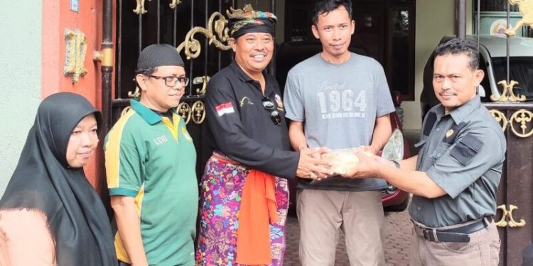 DPW LDII Bali membagikan 10.000 paket daging kurban kepada warga di sembilan kabupaten dan kota yang ada di Bali. Foto: LINES.