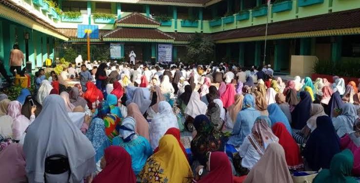 Pimpinan Anak Cabang (PAC) LDII Jatimulya, Bekasi, Jawa Barat menyelenggarakan salat Idul Adha di halaman sekolah Yadika 8 Jatimulya, Kabupaten Bekasi. Foto: LINES.