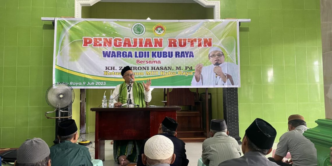 Ketua DPD LDII Kubu Raya, Marsono, menjelaskan kegiatan pengajian rutin ini dihelat sebagai komitmen LDII dalam membangun kualitas peradaban umat. Foto: LINES.