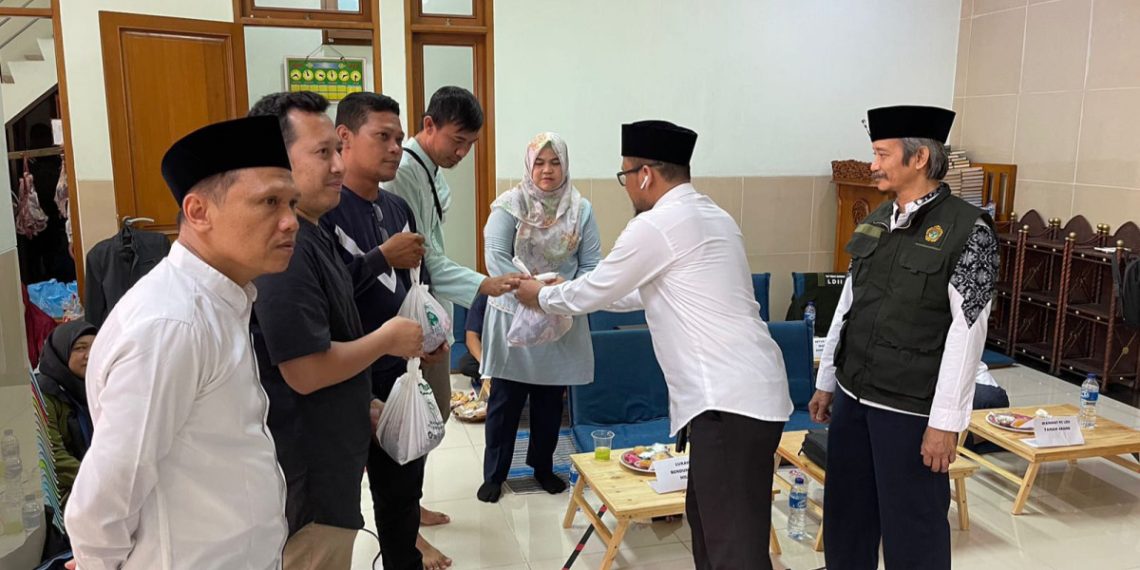 PC LDII Tanah Abang, Jakarta Pusat, menebar daging kurban di berbagai wilayah Kecamatan Tanah Abang. Foto: LINES.