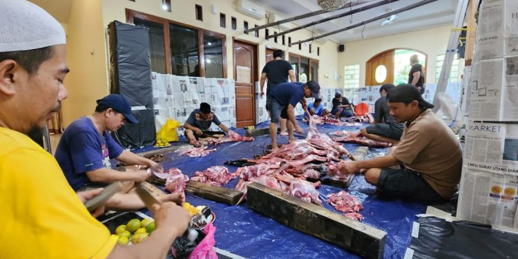Majelis Taklim Al-Barokah, Majelis Taklim Al-Manshurin dan Majelis Taklim Al- Manshur yang bernaung di bawang PAC LDII Jati menyembelih hewan kurban. Foto: LINES.