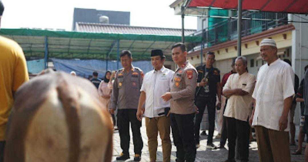 Penyembelihan hewan kurban LDII Cengkareng bekerja sama dengan Polsek Cengkareng terkait pengamanan kurban. Foto: LINES.